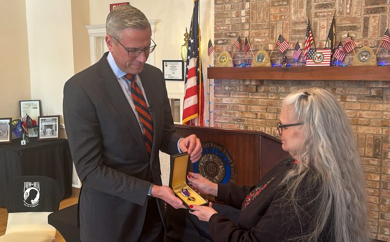 Treasurer Frerichs returns a Purple Heart medal to the daughter of a World War II veteran